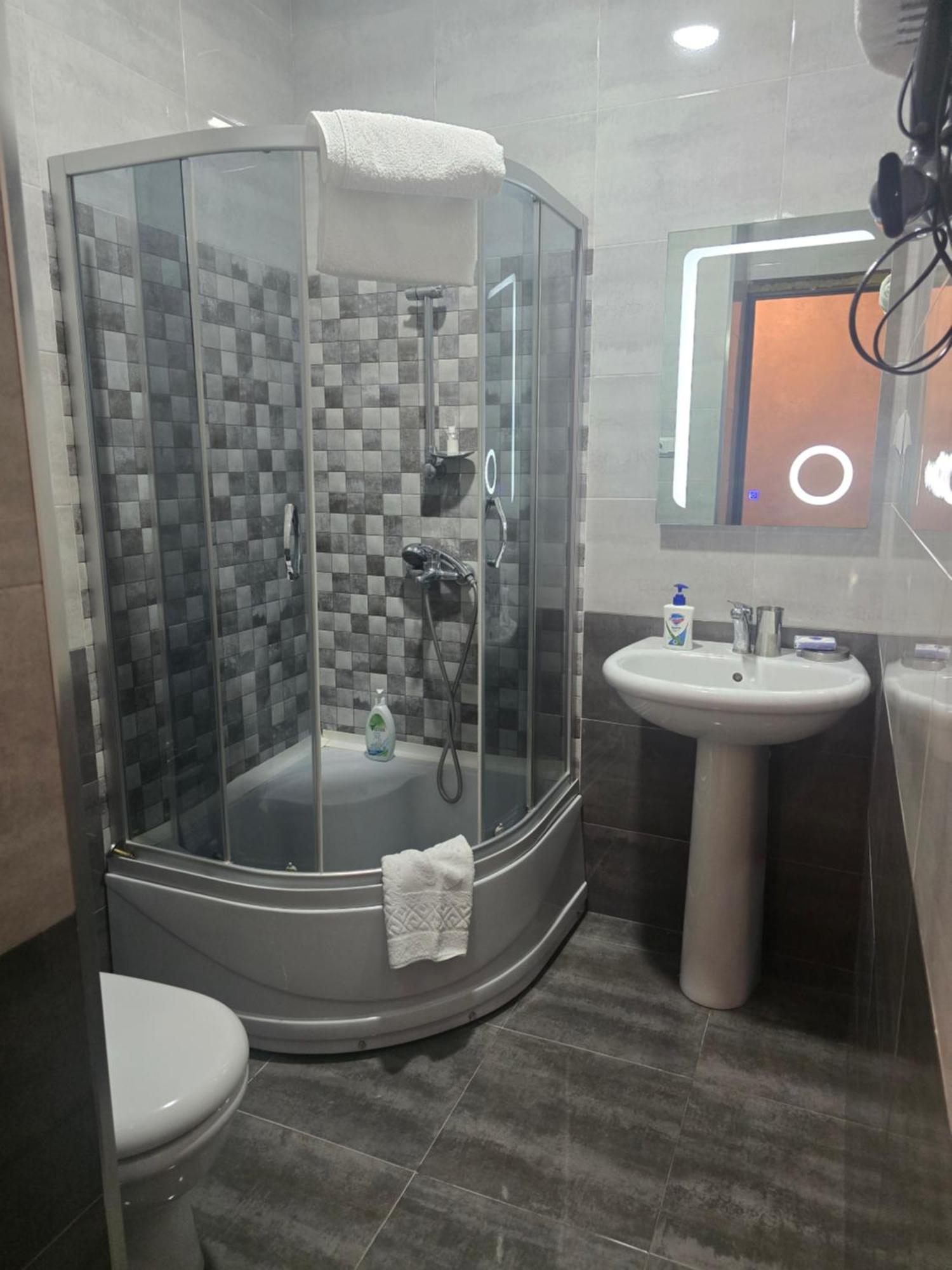 Apartment Roin Батуми Экстерьер фото
